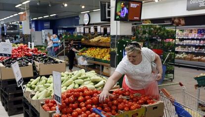 Una mujer elige tomates en un supermercado de Moscú.