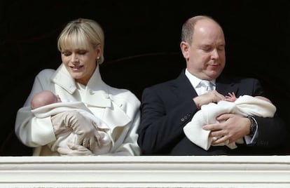 El príncipe Alberto y su esposa, Charlene muestran a sus hijos, Jaime y Gabriela, durante su presentación oficial en el balcón del palacio del Principado.