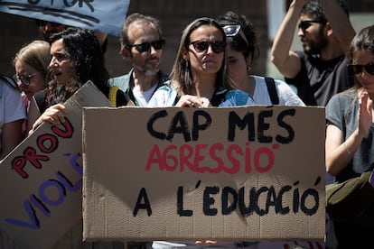Los profesores del instituto escuela La Mina durante la concentración contra la violencia en las aulas tras la agresión a un profesor el pasado martes.