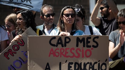 Los profesores del instituto escuela La Mina durante la concentración contra la violencia en las aulas tras la agresión a un profesor el pasado martes.