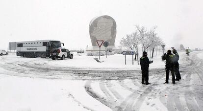 Aspecto que presentaba la autovía A-23 a su paso por Sarrión debido al temporal de nieve que afecta a la provincia de Teruel, que ha afectado a más de 400 alumnos tras suspenderse 16 rutas en varias comarcas aragonesas y verse afectadas parcialmente otras ocho.