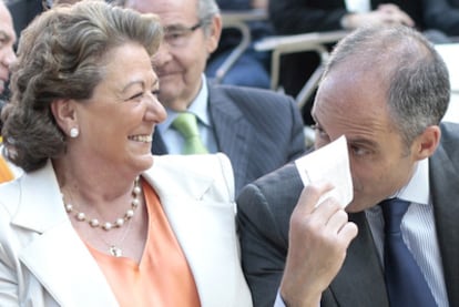 Rita Barberá y el presidente valenciano, Francisco Camps, el pasado abril.