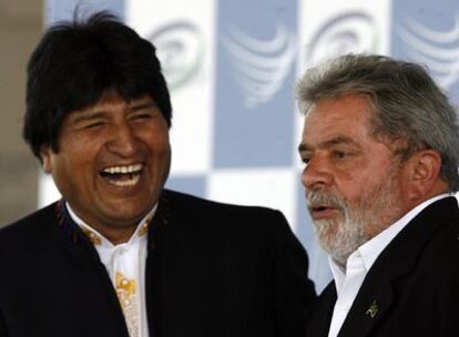 Evo Morales, el presidente de Bolivia, sonríe junto a su homólogo brasileño Luis Inácio Lula da Silva