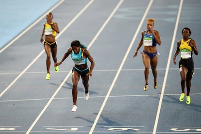 Shaunae Miller (Bahamas) se tira en plancha al cruzar la línea de meta para ganar la medalla de oro en los 400 metros femenino por delante de la estadounidense Allyson Felix y la jamaicana Shericka Jackson.