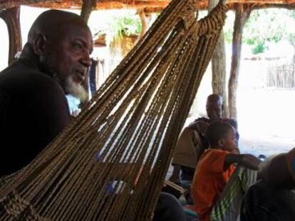 El líder religioso Mansour Diallo, en Diagnet, junto a algunos de sus talibés. Diallo perdió a un hijo y tres sobrinos en el naufragio de 2007.