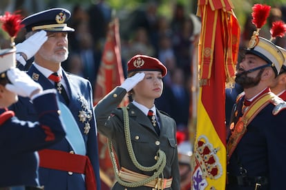 La Princesa de Asturias y el rey Felipe VI, este jueves durante el izado de la bandera en el desfile del 12 de Octubre.