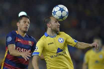El defensa brasileño del Barcelona ​​Adriano (i) compite con el centrocampista del BATE Borisov Igor Stasevich (d).