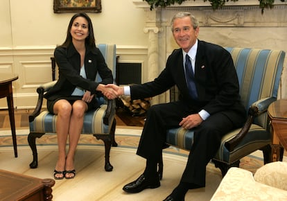 Machado con George Bush, presidente de EE UU, en 2005. Machado dirigía una organización interesada en los derechos políticos llamada Súmate.