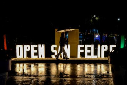 Un hombre camina por las calles del barrrio durante el festival Open San Felipe.