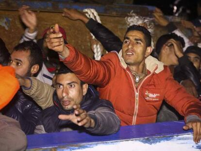 Migrantes en una embarcación a largo de las costas de Libia, este miércoles.