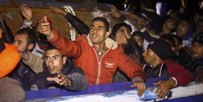 Migrantes en una embarcación a largo de las costas de Libia, este miércoles.
