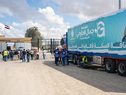 Un camión con ayuda humanitaria, en el lado egipcio de la frontera de Rafah con la franja de Gaza, este jueves.