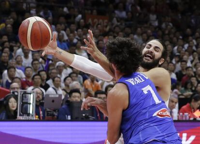 Ricky Rubio (a la derecha) lanza la pelota a canasta ante Luca Vitali.