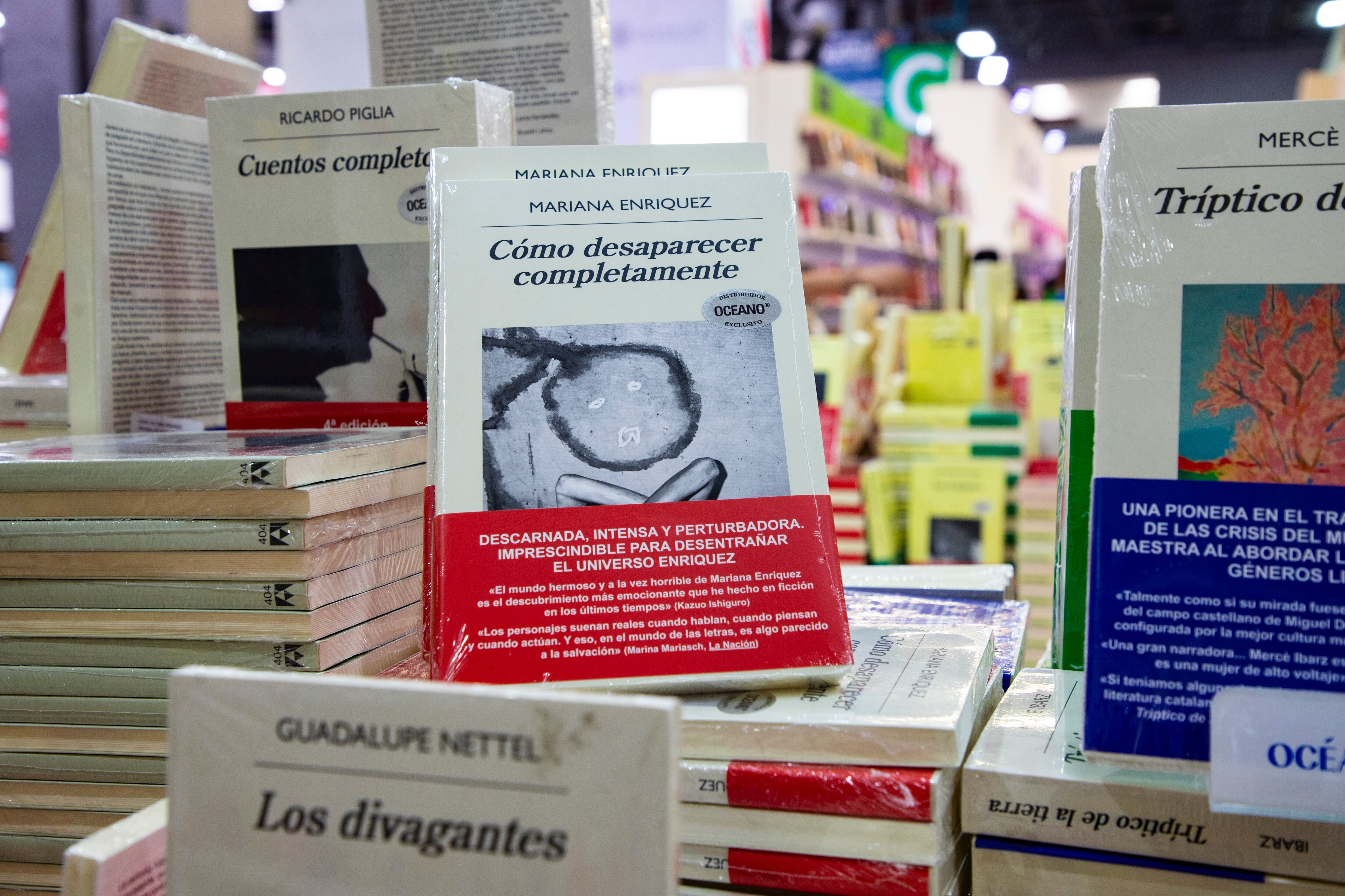 Libro de la escritora Mariana Enriquez, editado por Anagrama, en la FIL de Guadalajara. 