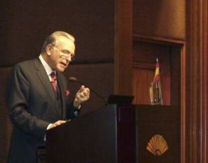 El presidente del grupo La Caixa, Isidro Fainé, interviene durante la presentación en Hong Kong del informe "España, tierra de oportunidades" elaborado por expertos del Consejo Económico Empresarial para la Competitividad (CEC).