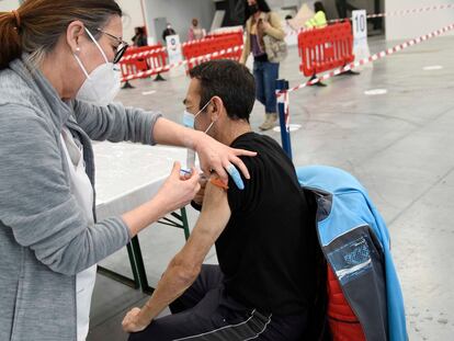 Una sanitaria vacuna a un hombre en el Instituto Ferial de Vigo (Ifevi), en Pontevedra, Galicia (España), a 13 de marzo de 2021.