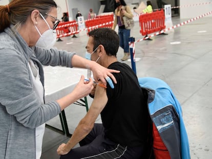 Una sanitaria vacuna a un hombre en el Instituto Ferial de Vigo (Ifevi), en Pontevedra, Galicia (España), a 13 de marzo de 2021.