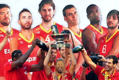 Los jugadores de la selección española de baloncesto bañan en cerveza a Juan Carlos Navarro durante la celebración del título europeo conquistado en Lituania.