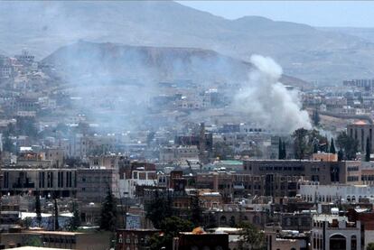 Columnas de humo salen de las calles de la capital Saná durante los enfrentamientos entre opositores y miembros de las fuerzas de seguridad de Yemen. La tregua alcanzada la semana pasada entre la milicia del jefe tribal Sadeq al Ahmar y las fuerzas leales a Saleh se rompió en la madrugada del miércoles.