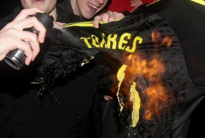 Aficionados del Liverpool queman una camiseta de Fernando Torres.