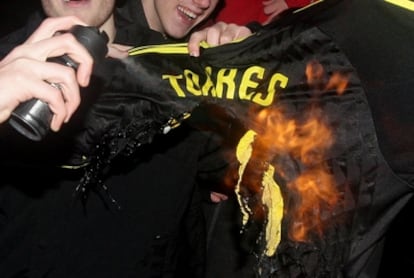 Aficionados del Liverpool queman una camiseta de Fernando Torres.