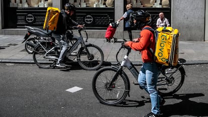 Repartidores de Glovo en la Gran Vía de Madrid, este martes.