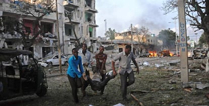 Un grupo traslada a un herido tras el atentado en Mogadiscio.