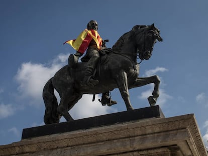 Una bandera espa&ntilde;ola en una estatua a la entrada del Parlament de Catalu&ntilde;a.