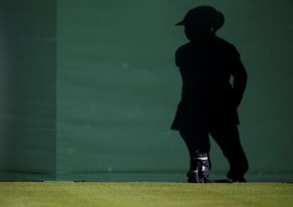 La sombra de un recogepelotas se proyecta en la cancha  número 2 durante el torneo de tenis de Wimbledon.