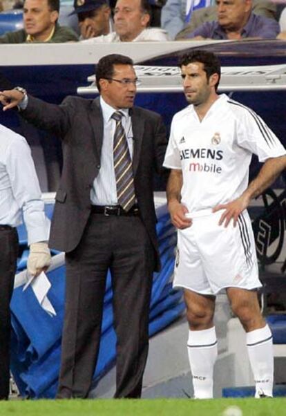 Luxemburgo da instrucciones a Figo durante el último derby Madrid-Atlético.