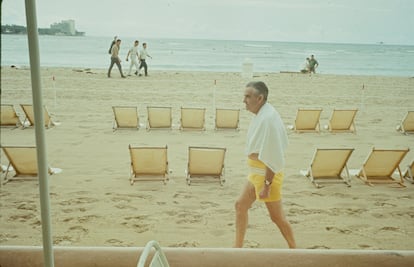 El presidente Lyndon B. Johnson pasea por una playa  Honolulu, Hawai, en 1966.