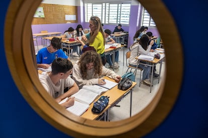 Jóvenes en clase de un instituto de Valencia.