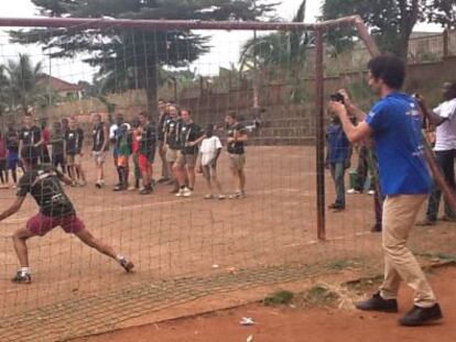 Partido de fútbol en una escuela salesiana en Yaundé.