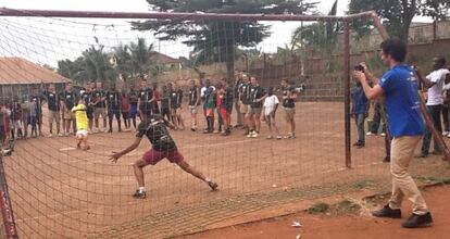 Partido de fútbol en una escuela salesiana en Yaundé.