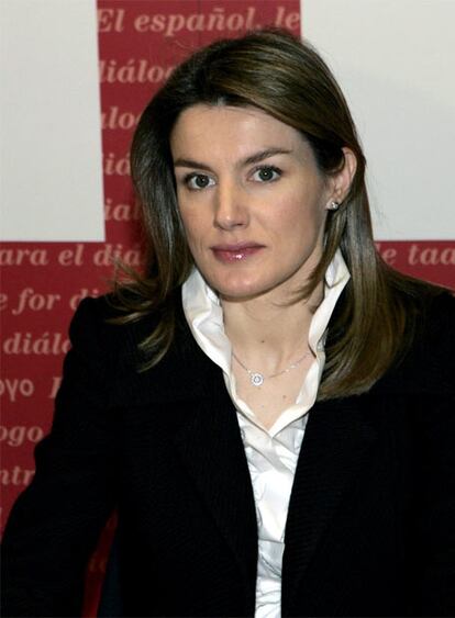 La Princesa de Asturias ha retomado hoy su agenda, en un acto en la sede central del Instituto Cervantes en Madrid. Doña Letizia no aparecía en público desde las honras fúnebres por la muerte de su hermana, Érika Ortiz Rocasolano.