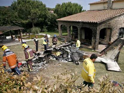 Los bomberos tardaron cuatro horas en rescatar los cadáveres de los dos fallecidos ayer en Sant Pere de Vilamajor.