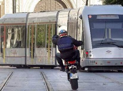 Un momento de los ensayos de la película <i>Knight & Day</i>, ayer, junto al Ayuntamiento de Sevilla.