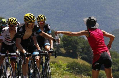 El integrante del equipo Sky Luke Rowe coge una botella de agua de uno de los aficionados que esperaban al pelotón en el Tourmalet