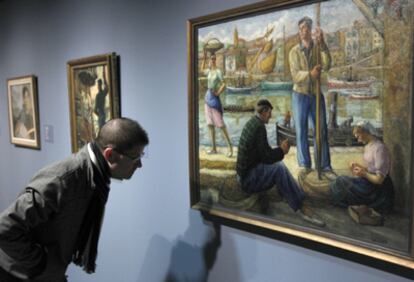 Un hombre observa, ayer, una pintura de Lucio Ortiz de Urbina en la exposición del Museo Marítimo.