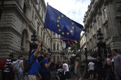 Partidarios de la UE se manifiestan ante Downing Street tras la decisión de suspender las sesiones del Parlamento británico.