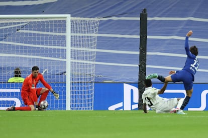 El portero belga del Real Madrid, Thibaut Courtois, detiene el lanzamiento de Joao Félix.