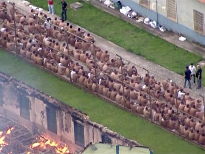 Captura de v&iacute;deo donde se ve a los prisioneros sentados en el patio de la prisi&oacute;n de Franco da Rocha