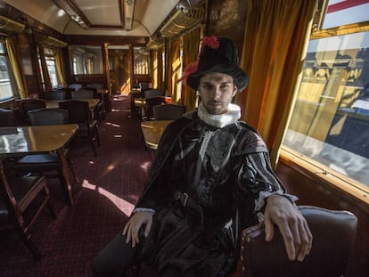 Felipe II durante el recorrido inaugural del tren que conecta Madrid con El Escorial.