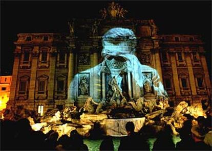 &#39;La Dolce Vita&#39; proyectada en la Fontana de Trevi, en Roma, con motivo de la fiesta &#39;la noche en blanco&#39; antes de que se produjera el apagón.