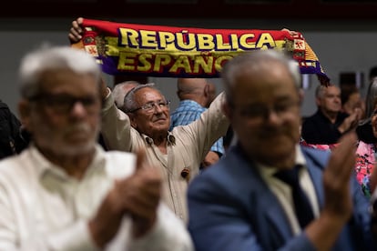 Un asistente con una bandera republicana en el acto homenaje a las victimas del exilio en el centro cultural de Collioure.  