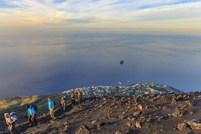 La subida a la isla-volcán Estrómboli (924 metros), en el grupo de las Eolias, tiene algo más de riesgo: lleva en erupción casi continua unos dos mil años, pero se permiten las ascensiones en grupos guiados. Se suele salir por la tarde para, al llegar a la cumbre, contemplar la espectacular puesta de sol sobre el mar Tirreno y apreciar los efectos de la pirotecnia del magma rojo incandescente que escupe el volcán contra el cielo oscuro. El descenso se realiza después con linternas frontales y, si tenemos suerte, a la luz de la luna. Inicio y final: pueblo de Estrómboli. Distancia: 8 kilómetros. Más información: <a href="http://www.visitsicily.info/en/stromboli/" target="_blank">visitsicily.info/en/stromboli</a>