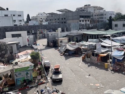 Tiendas de campaña improvisadas por gazatíes refugiados en el patio del hospital de Al Shifa, en Ciudad de Gaza, el 12 de noviembre.