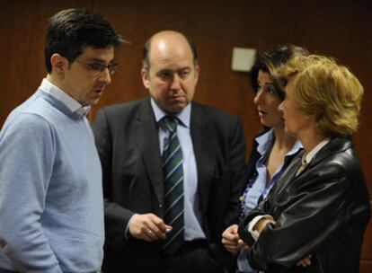 De izquierda a derecha, Mikel Arana (Ezker Batua), Carmelo Barrio, Laura Garrido (ambos del PP) y la socialista Blanca Roncal, durante la última reunión de la comisión de investigación, celebrada el pasado día 29 de marzo.