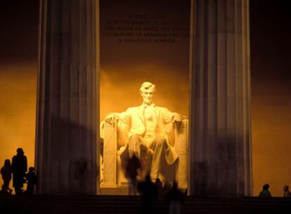 Vista del Lincoln Memorial iluminado, en Washington