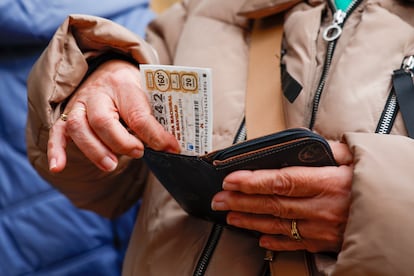 Una mujer guardando un décimo en su cartera en Zaragoza (Aragón), el pasado 3 de diciembre.